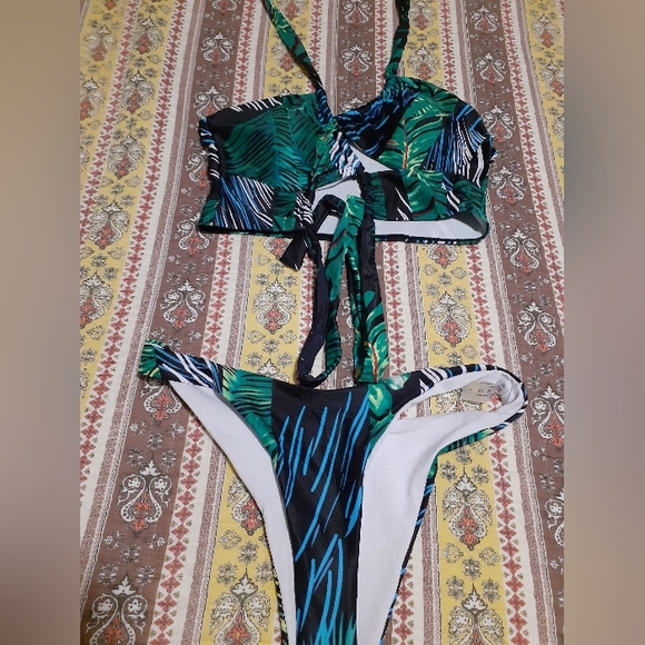 BNWOT Palm Leaf Print Criss Cross Halter Bikini Swimsuit - Picture 1 of 11